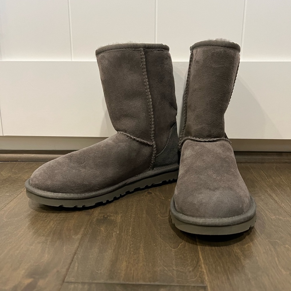 Like new womens grey Ugg boots